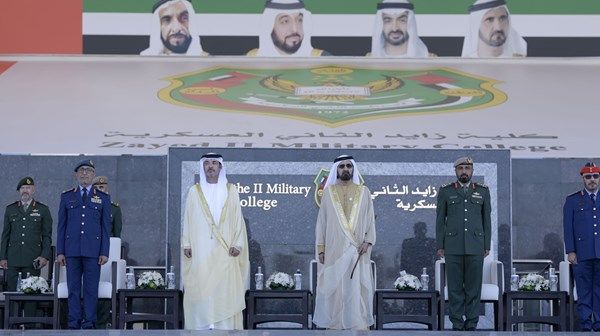 محمد بن راشد يشهد تخريج الدورة الـ49 من المرشحين الضباط في كلية زايد الثاني العسكرية بالعين