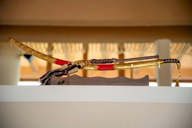 تصنيع سيفين وبندقيتين في البحرين لمهرجان خادم الحرمين الشريفين للهجن