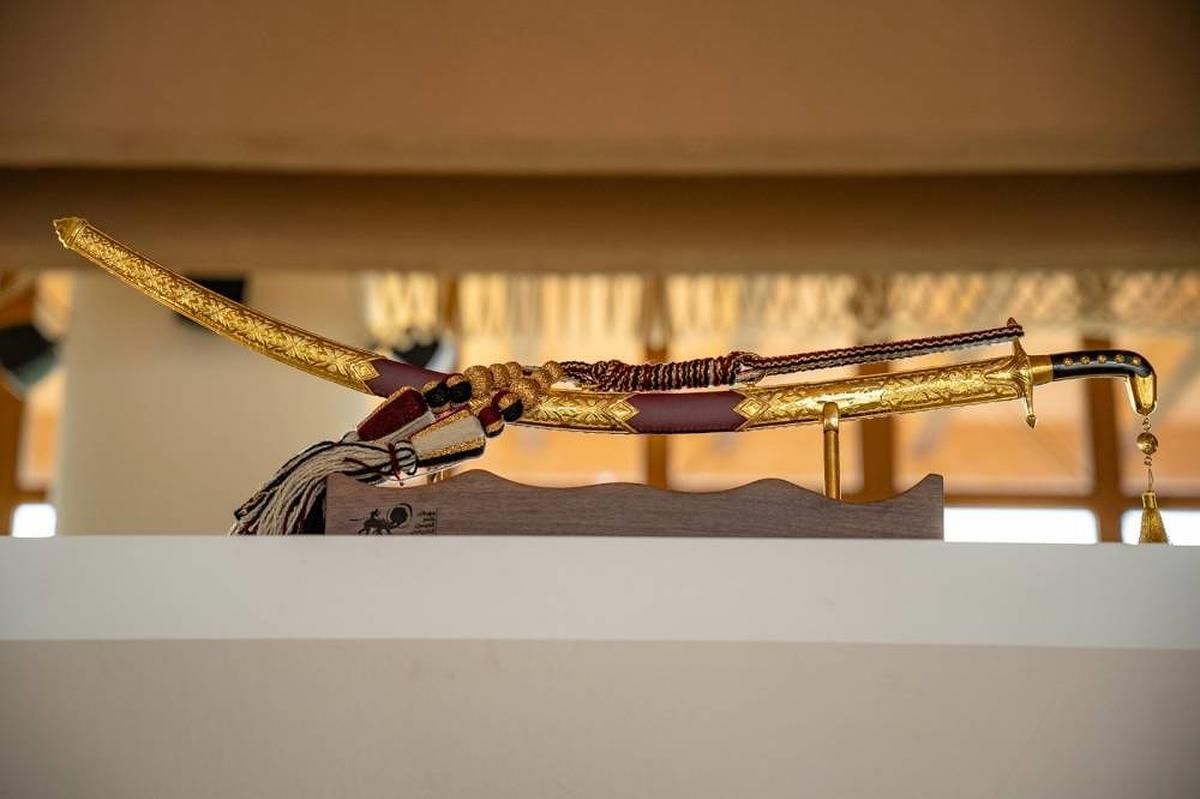 تصنيع سيفين وبندقيتين في البحرين لمهرجان خادم الحرمين الشريفين للهجن