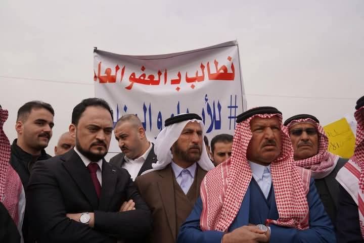 العشرات من عوائل المحكومين في الموصل يحتجون على "إيقاف العفو" (صور)