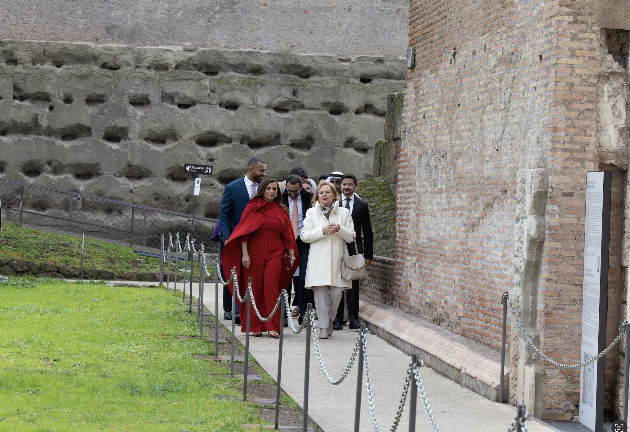 الامارات | بدور القاسمي تفتتح في روما معرضاً لـ 110 قطعة أثرية نادرة تكشف دور الشارقة في شبكة التجارة العالمية القديمة