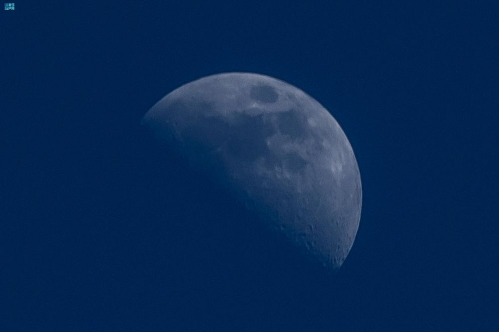 مشهد مميز.. رصد التربيع الأول لشهر شعبان في سماء الحدود الشمالية