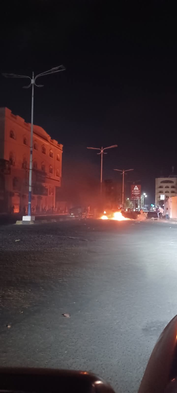 احتجاجات ليلية بسبب انقطاع الكهرباء والمياه