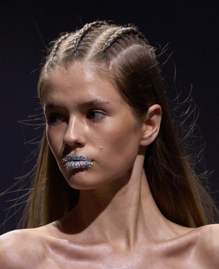 صيحات جمالية لافتة من أسبوع دبي للموضة لموسم خريف وشتاء 2025- 2026