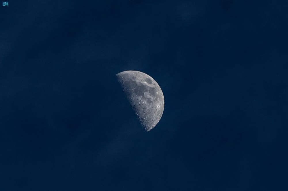 مشهد مميز.. رصد التربيع الأول لشهر شعبان في سماء الحدود الشمالية