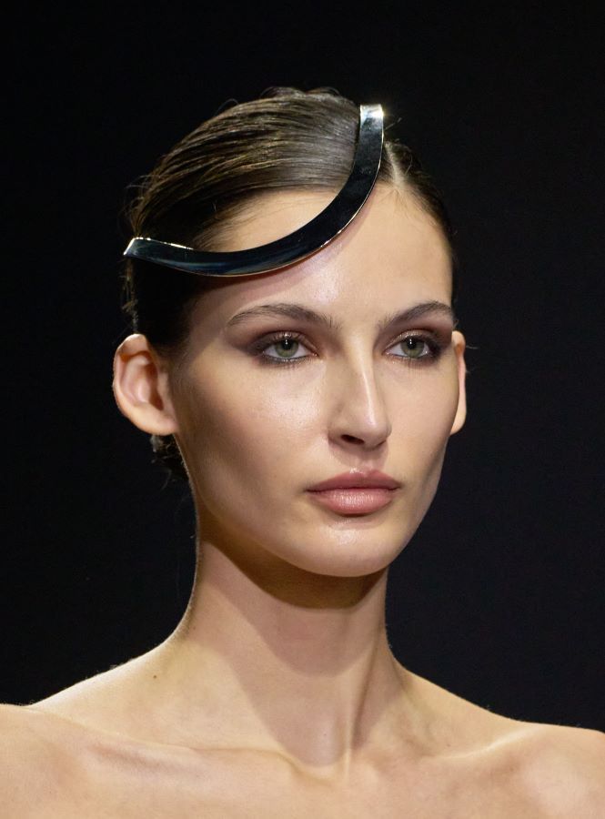 صيحات جمالية لافتة من أسبوع دبي للموضة لموسم خريف وشتاء 2025- 2026