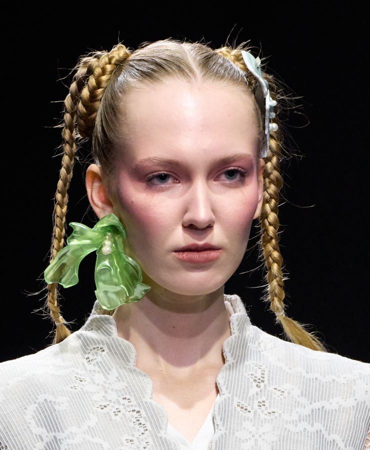 صيحات جمالية لافتة من أسبوع دبي للموضة لموسم خريف وشتاء 2025- 2026