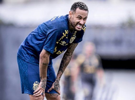 سانتوس يستدعي نيمار لخوض مباراته الأولى منذ عودته إلى البرازيل