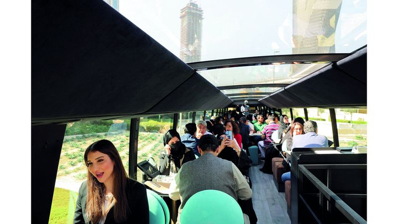 الامارات | حافلة فريدة في دبي.. استمتع بالطعام ورؤية معالم المدينة