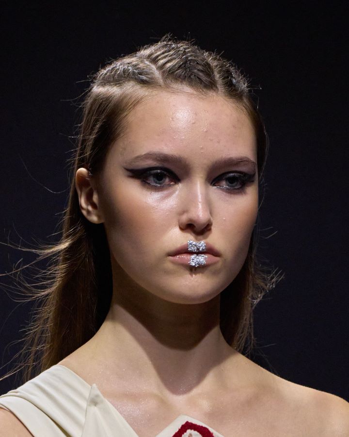 صيحات جمالية لافتة من أسبوع دبي للموضة لموسم خريف وشتاء 2025- 2026