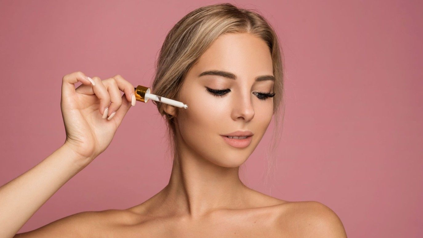 كريمات وسيروم مكافحة الشيخوخة: تقنيات مبتكرة من الماركات العالمية