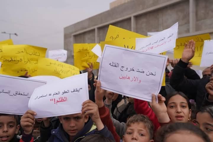 العشرات من عوائل المحكومين في الموصل يحتجون على "إيقاف العفو" (صور)