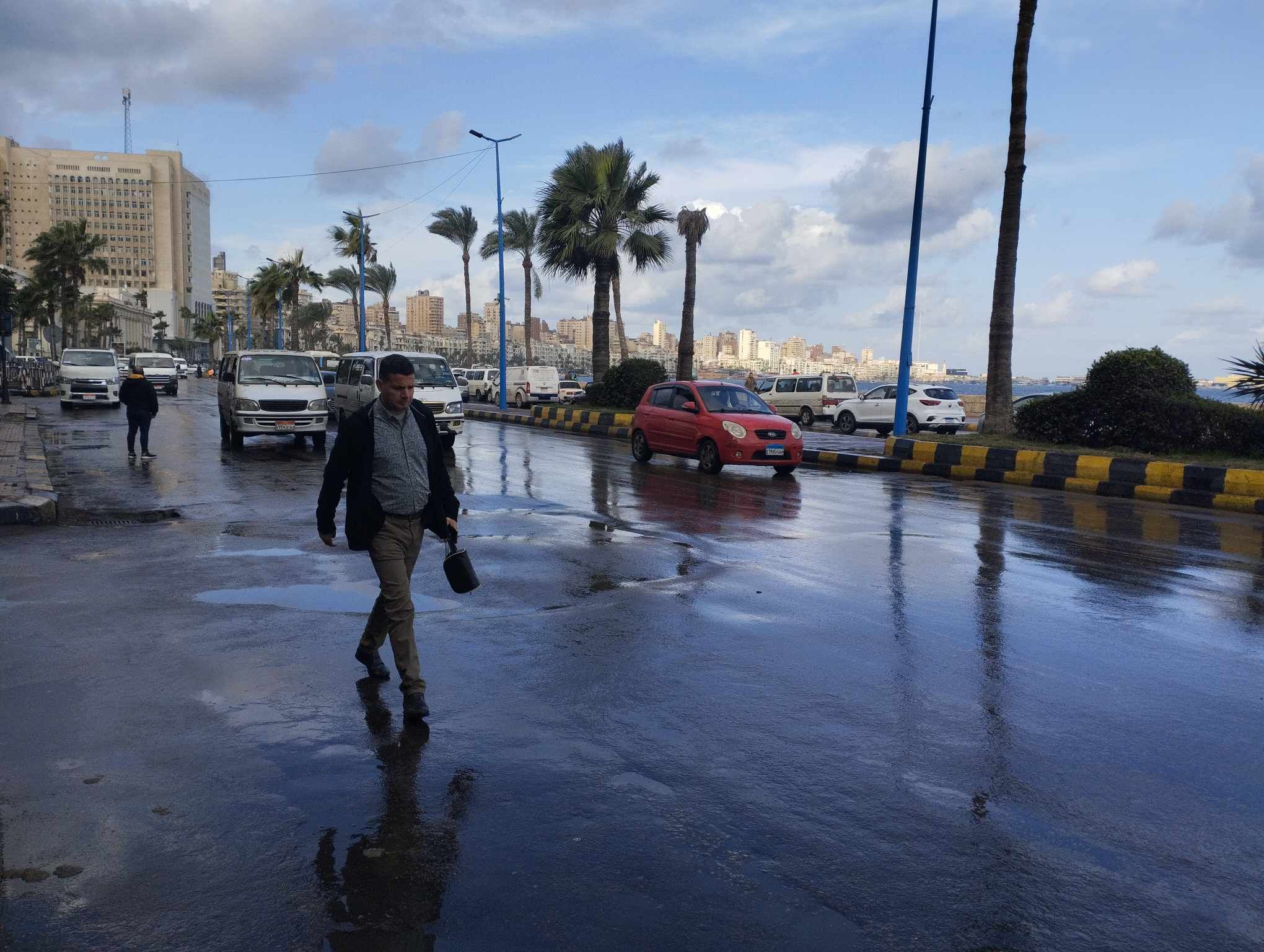 أمطار غزيرة تضرب الإسكندرية مع نشاط لحركة الرياح.. فيديو