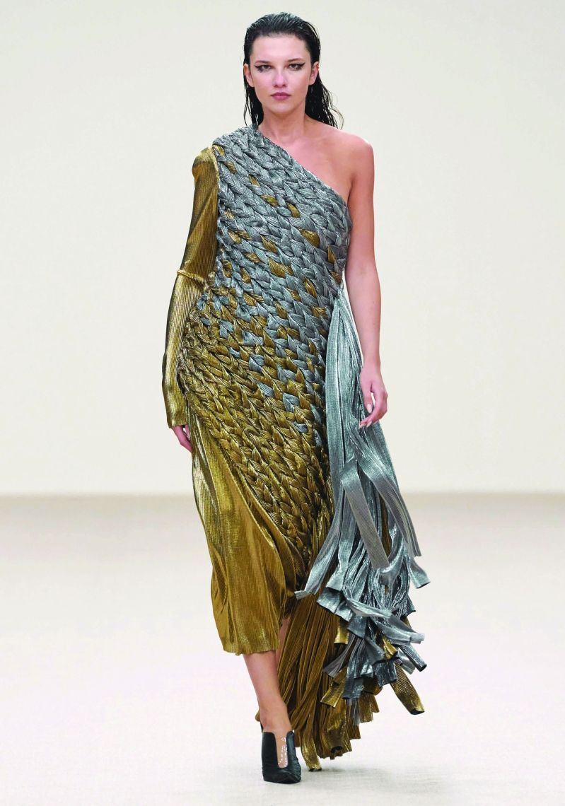 الامارات | ملكة جمال الكون تخطف الأنظار في «دبي للموضة»