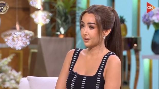 هل خضعت هنا الزاهد لعملية بالرقبة.. طبيبة توضح سر الخطوط في ظهورها الأخير