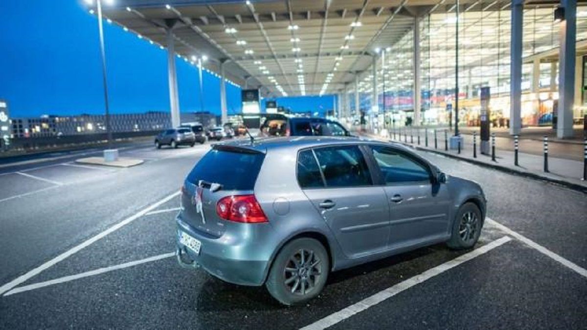 الامارات | رسوم وقوف السيارة بالمطار 200 ألف دولار.. «الفولكس» المهجورة تتصدر العناوين والمالك مجهول