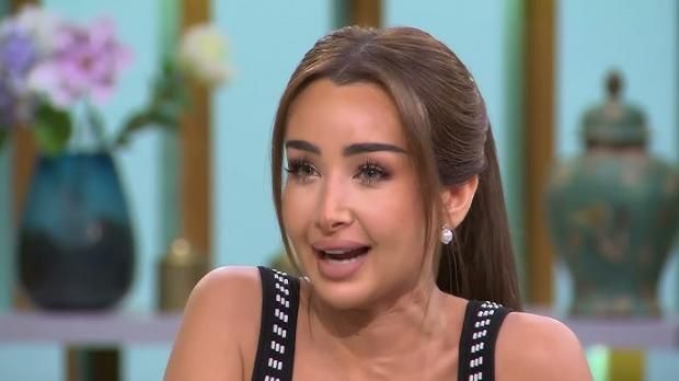 هل خضعت هنا الزاهد لعملية بالرقبة.. طبيبة توضح سر الخطوط في ظهورها الأخير