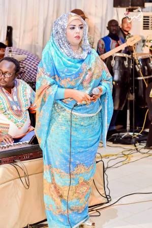 شاهد بالفيديو.. تيكتوكر سوداني يقلد الفنانة ندى القلعة أثناء الغناء بطريقة مذهلة ومضحكة والجمهور يتفاعل: (دا تقليد ما حصل)