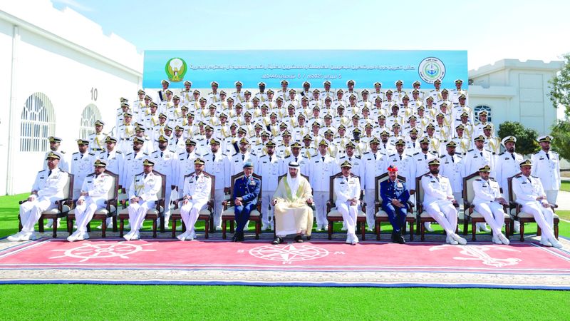 الامارات | حمدان بن محمد يشهد حفل تخريج الدورة الـ 25 في كلية راشد بن سعيد آل مكتوم البحرية