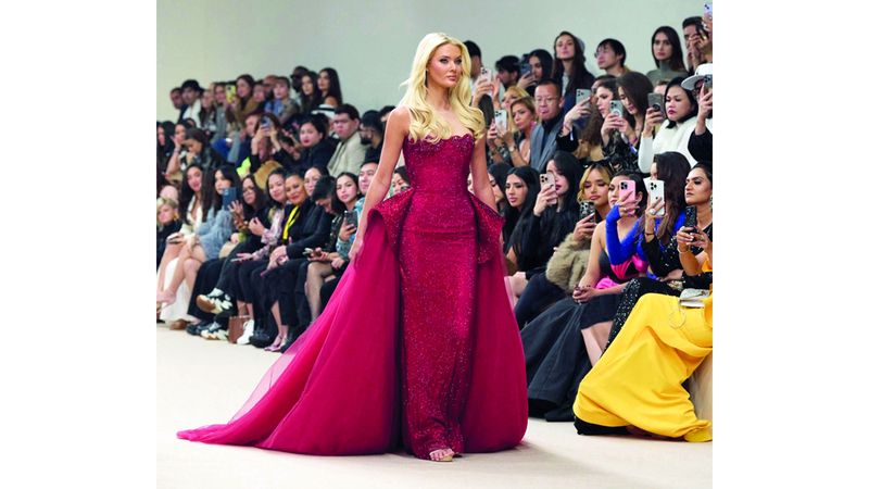 الامارات | ملكة جمال الكون تخطف الأنظار في «دبي للموضة»