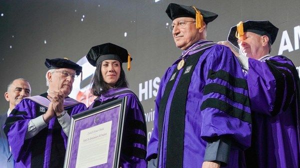 جامعة نيويورك تكرم الإماراتي عبد السلام المدني بأرفع وسام