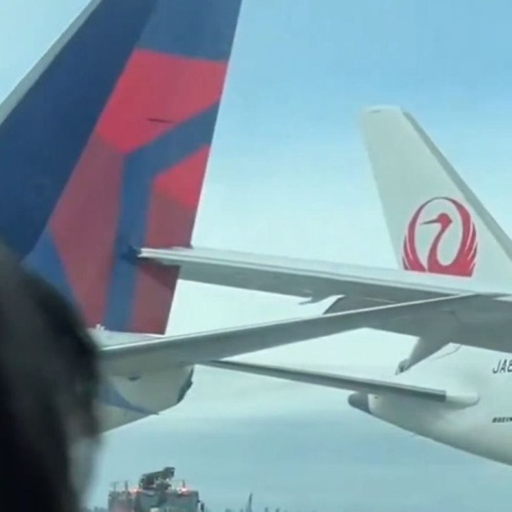 دون إصابات.. اصطدام طائرتين يابانية وأمريكية على مدرج مطار أمريكي