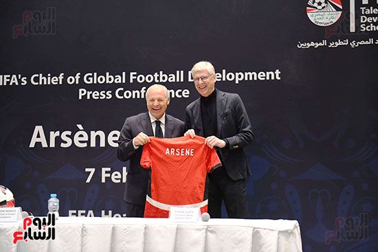 هانى أبو ريدة يهدى قميص منتخب مصر لـ أرسين فينجر.. صور