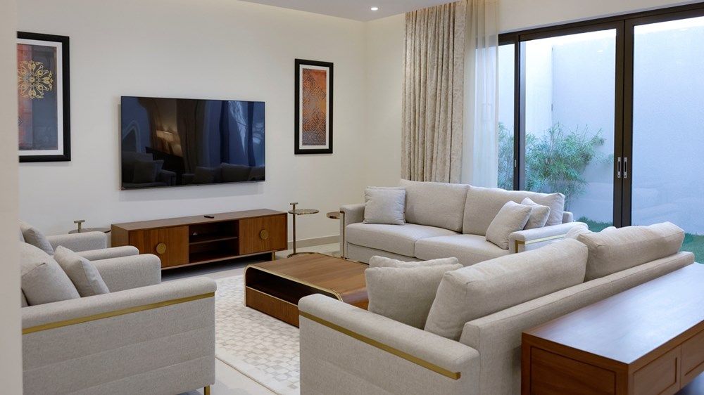 محمد بن راشد يتفقد مشروع راشد بن محمد السكني ويثني على مواصفات المجمع السكني الجديد