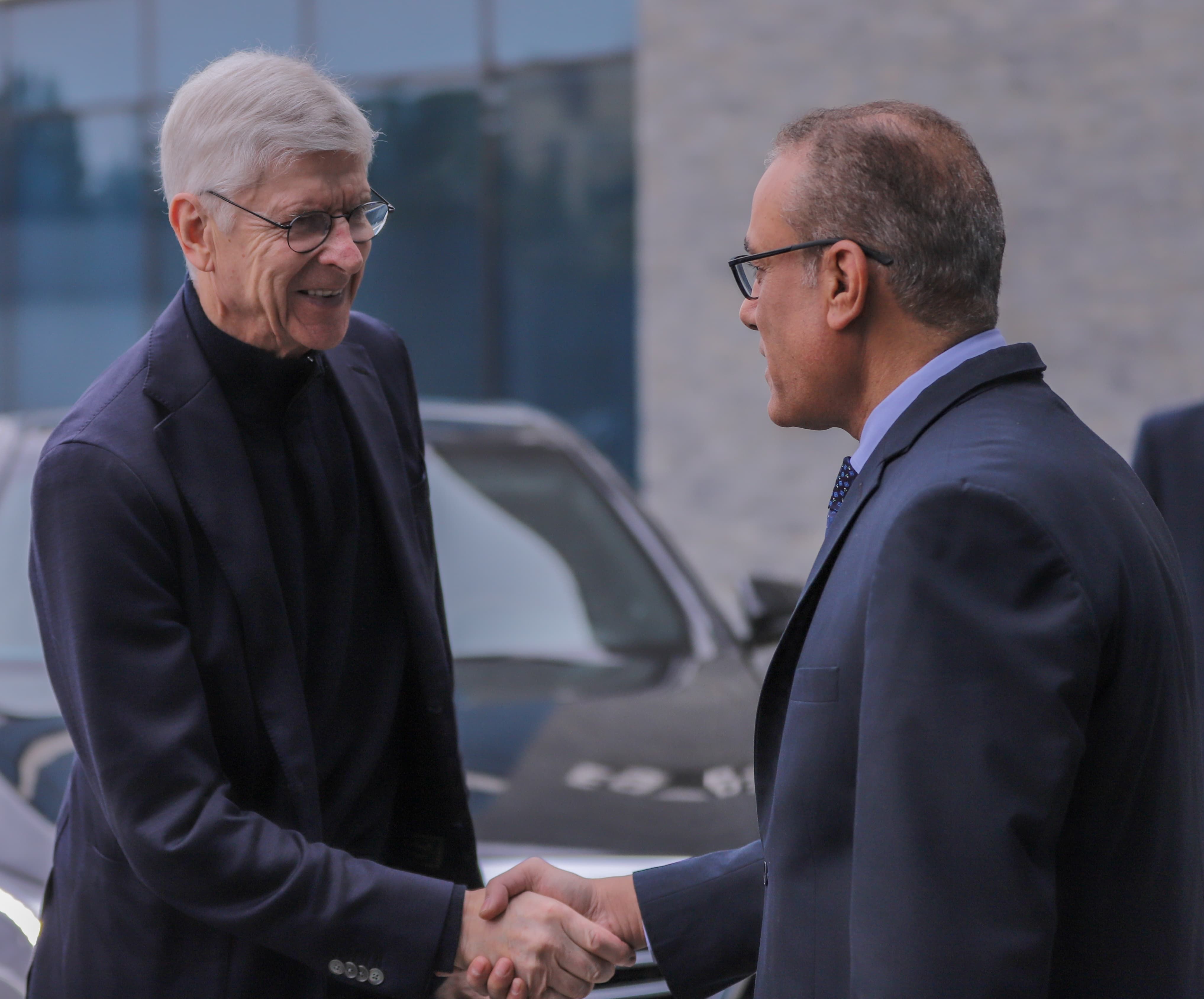 أرسين فينجر يزور اتحاد الكرة ويعطي شارة البدء لإطلاق مشروع المواهب.. صور