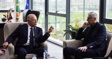 أرسين فينجر يتفقد مقر الاتحاد المصري لكرة القدم.. فيديو