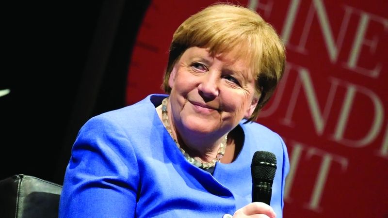 الامارات | ميركل توقّع كتابها «الحرية».. ولا وقت للإهداءات