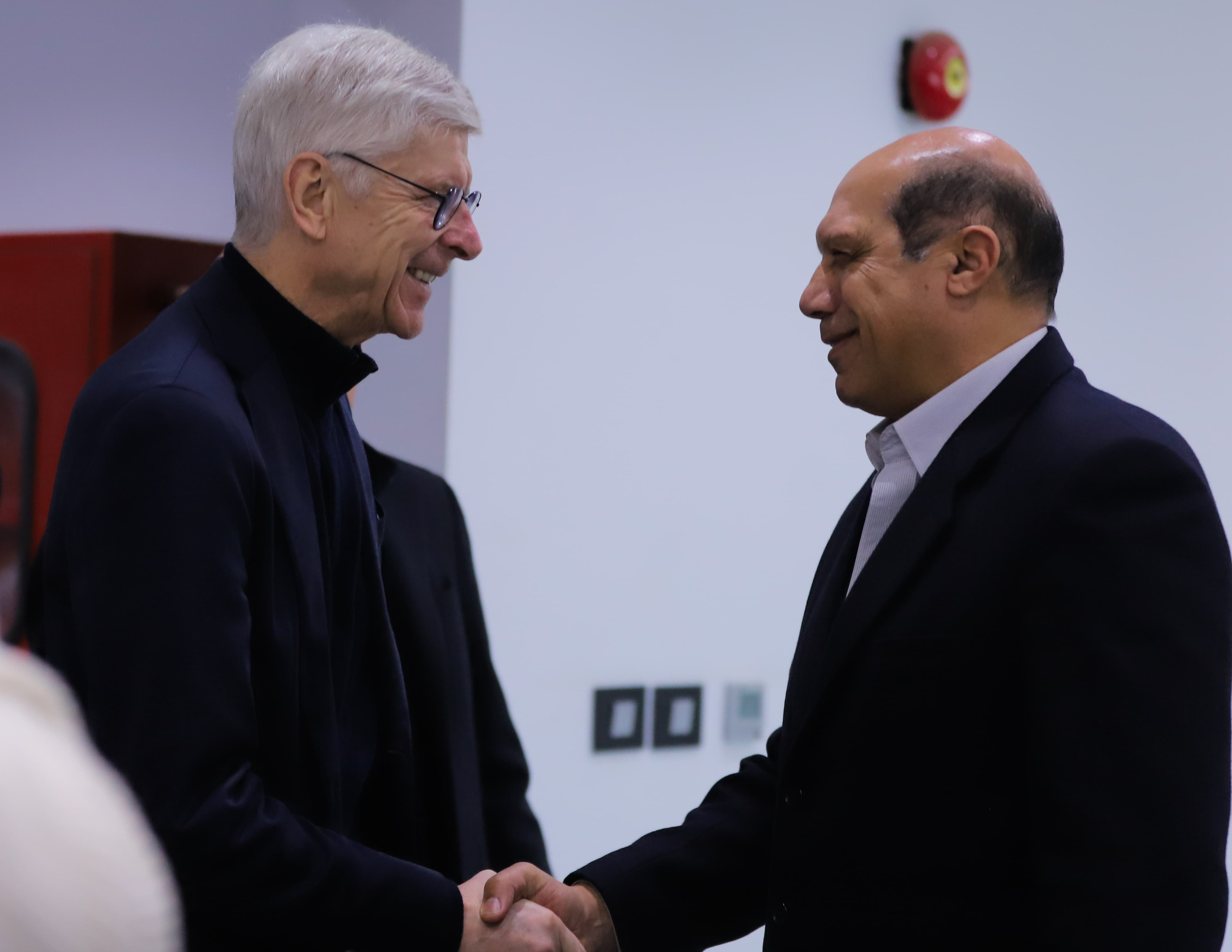 أرسين فينجر يزور اتحاد الكرة ويعطي شارة البدء لإطلاق مشروع المواهب.. صور