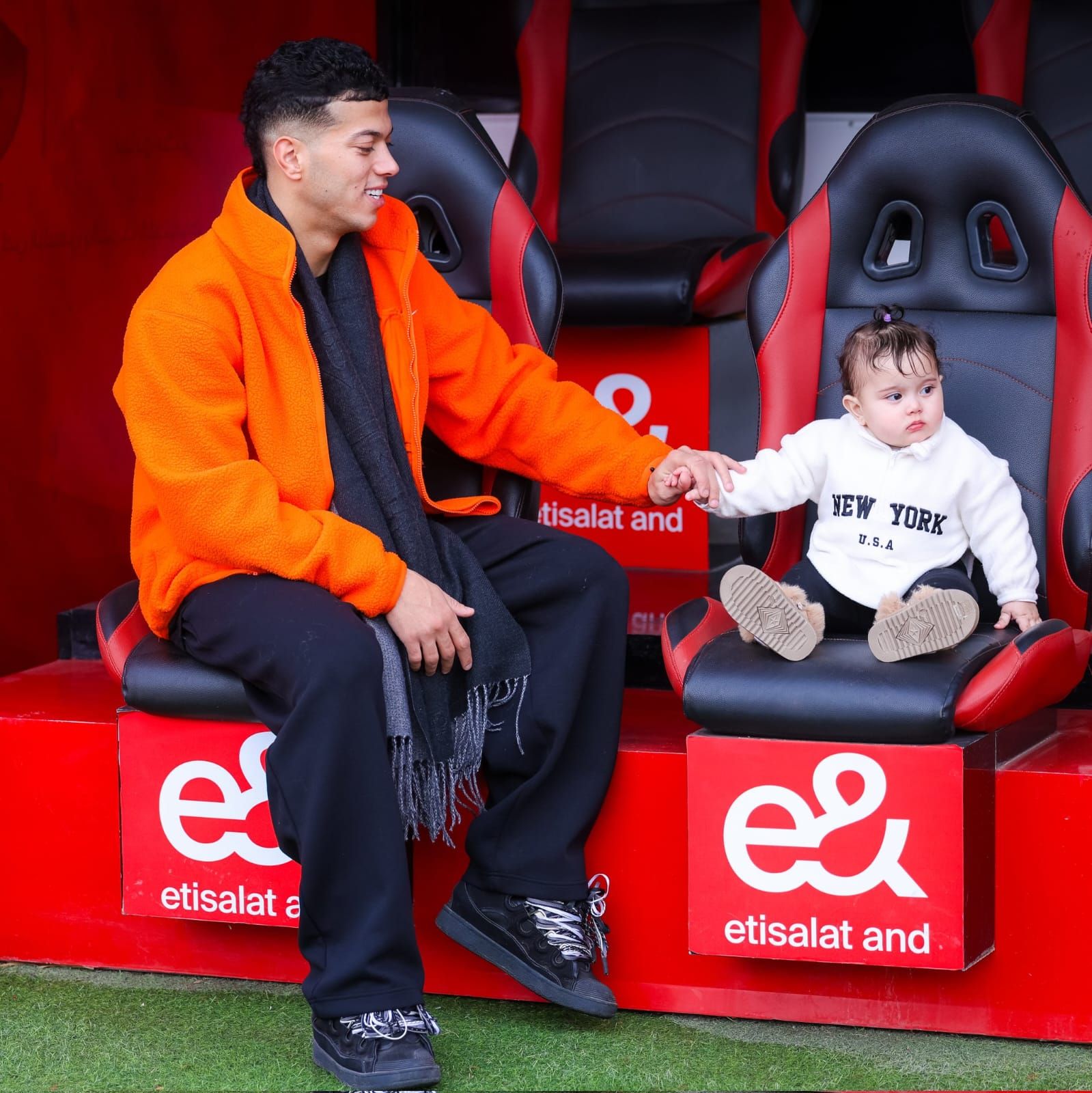 إمام عاشور يحتفل بوجود "كتاليا" فى تدريب الأهلى على ملعب التتش.. صور