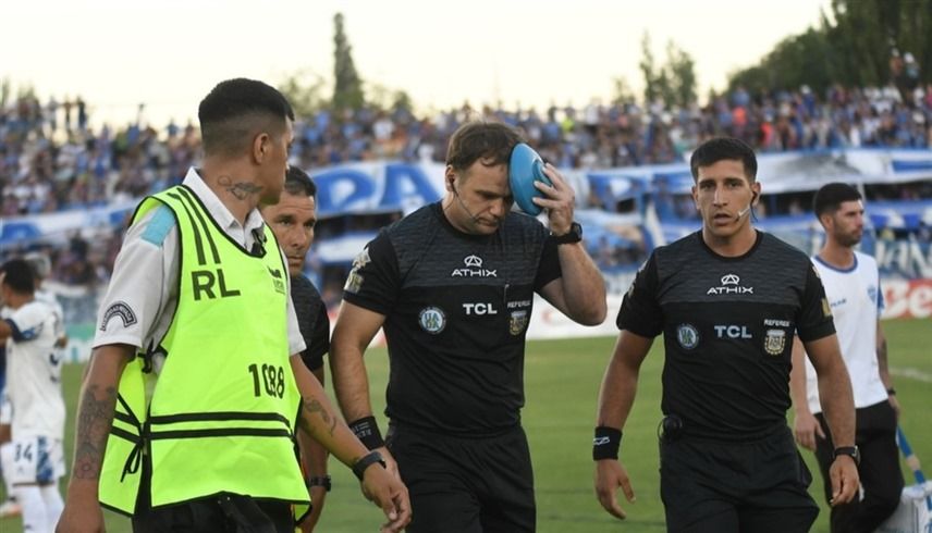 الامارات | حكم ينزف الدماء بسبب إلغاء هدف في الدوري الأرجنتيني