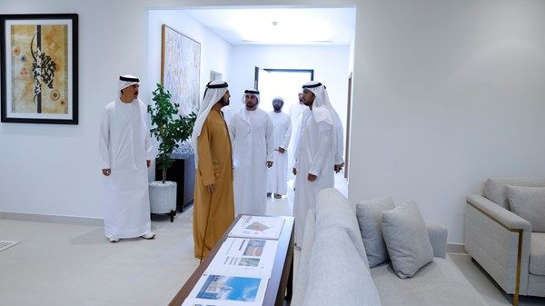 محمد بن راشد يتفقد مشروع راشد بن محمد السكني ويثني على مواصفات المجمع السكني الجديد