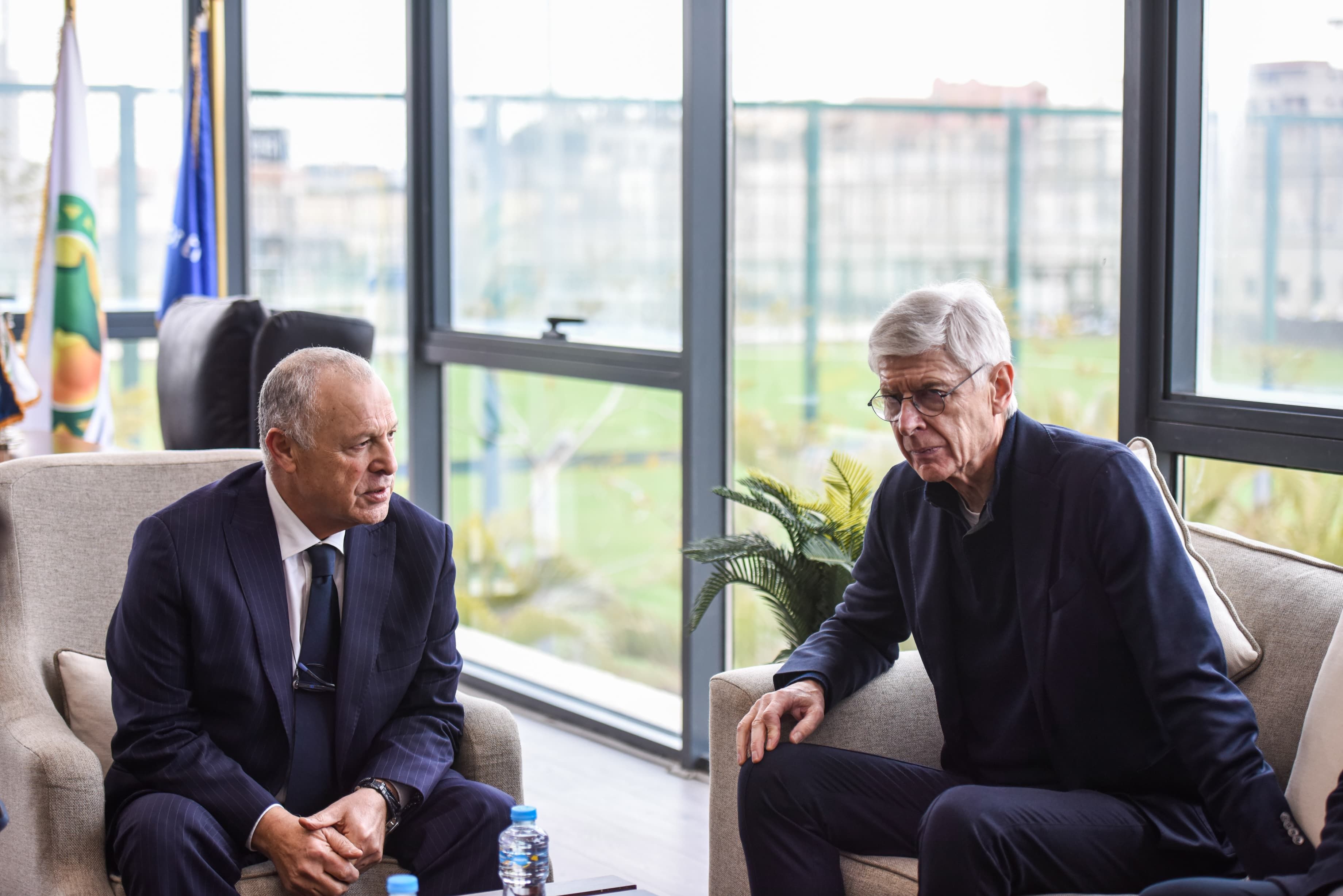 أرسين فينجر يزور اتحاد الكرة ويعطي شارة البدء لإطلاق مشروع المواهب.. صور