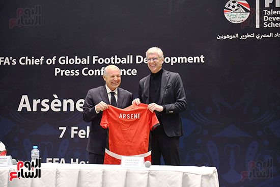 هانى أبو ريدة يهدى قميص منتخب مصر لـ أرسين فينجر.. صور