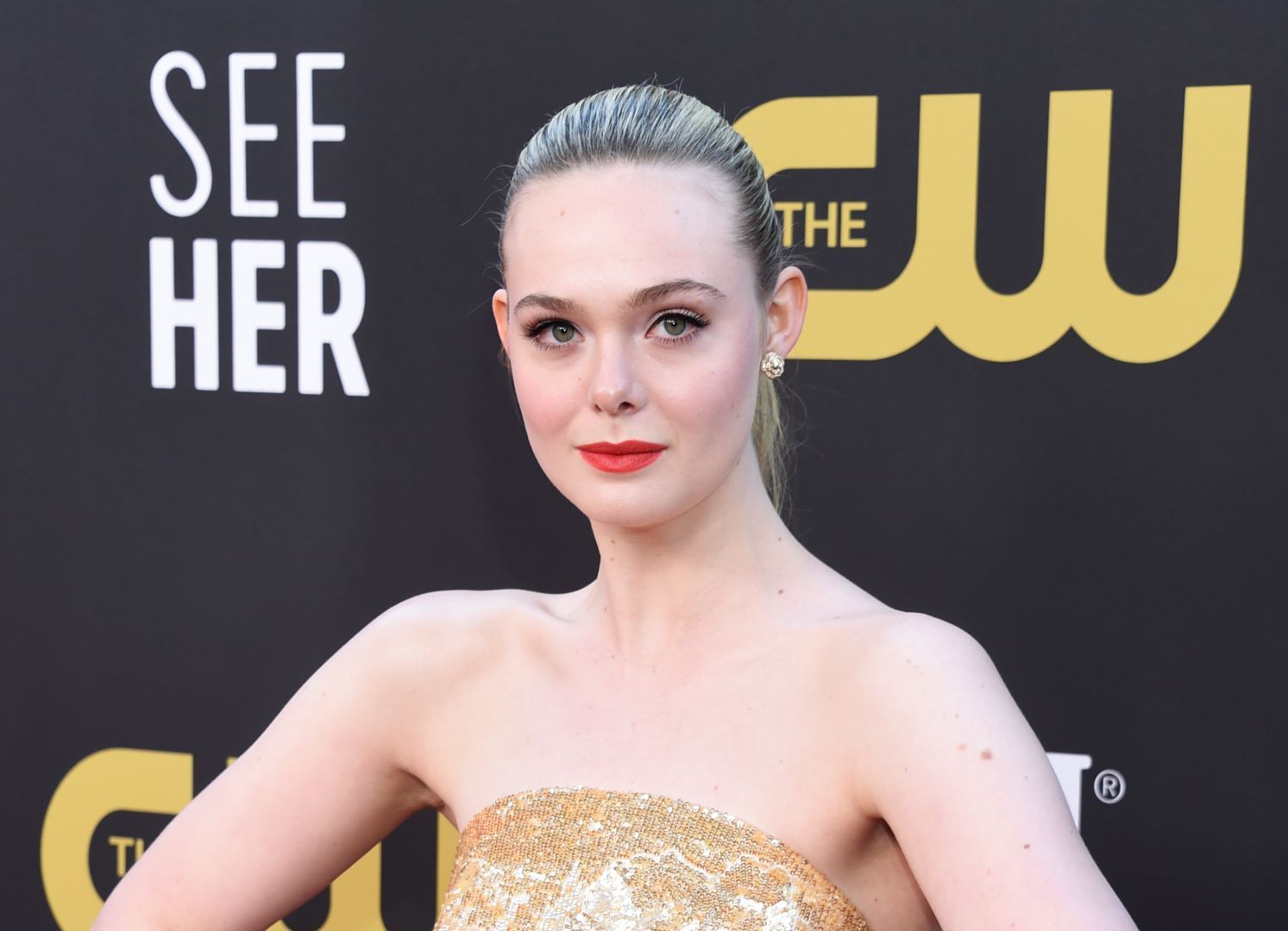 صيحات جمالية تألقت بها النجمات في حفل جوائز اختيار النقاد بدوراته الأخيرة