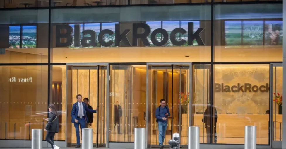 شركة “بلاك روك” توسع عروضها في سوق العملات المشفرة وتستعد لإطلاق صندوق بيتكوين في أوروبا