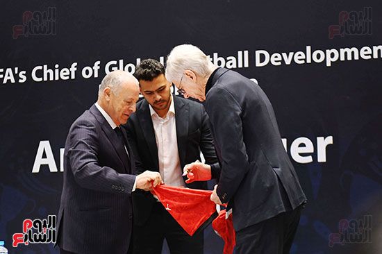 هانى أبو ريدة يهدى قميص منتخب مصر لـ أرسين فينجر.. صور