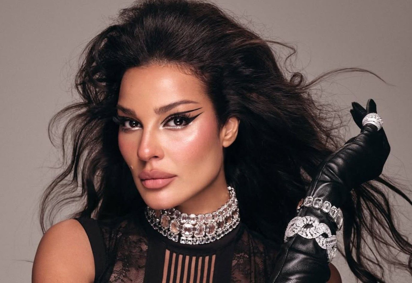 نادين نسيب نجيم في يوم ميلادها تلهمك رسمات أيلاينر متفردة بجرأتها