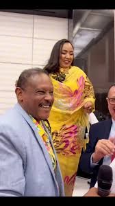 شاهد بالفيديو.. المطربة هدى عربي تقابل الفنان حسين شندي بالأحضان وبعناق حار تحت أنظار جمال الوالي