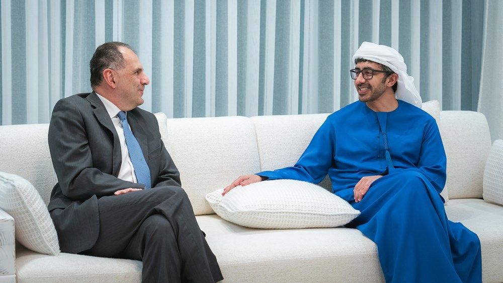 عبدالله بن زايد ووزير خارجية اليونان يبحثان تعزيز التعاون والشراكة بين البلدين