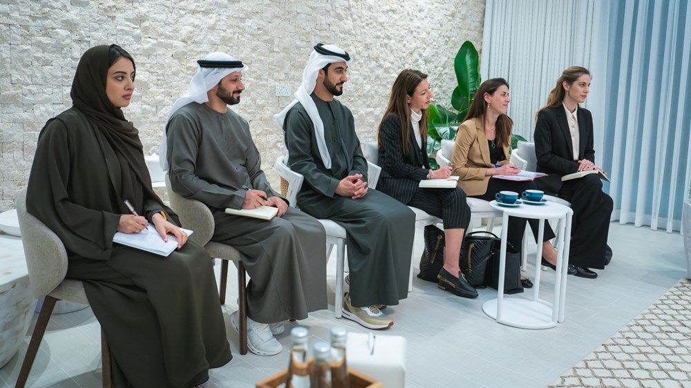 عبدالله بن زايد ووزير خارجية اليونان يبحثان تعزيز التعاون والشراكة بين البلدين