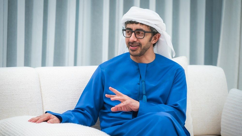 عبدالله بن زايد ووزير خارجية اليونان يبحثان تعزيز التعاون والشراكة بين البلدين