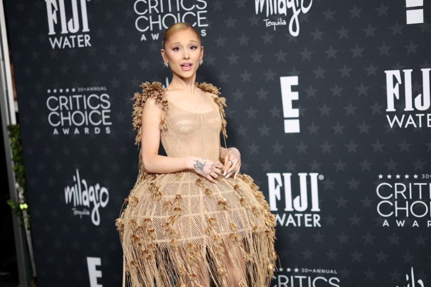 ظهور مميز لـ أندرو سكوت وأريانا غراندي بحفل توزيع جوائز اختيار النقاد 2025