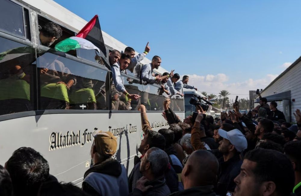 دولة الاحتلال تبدأ إطلاق سراح سجناء فلسطينيين