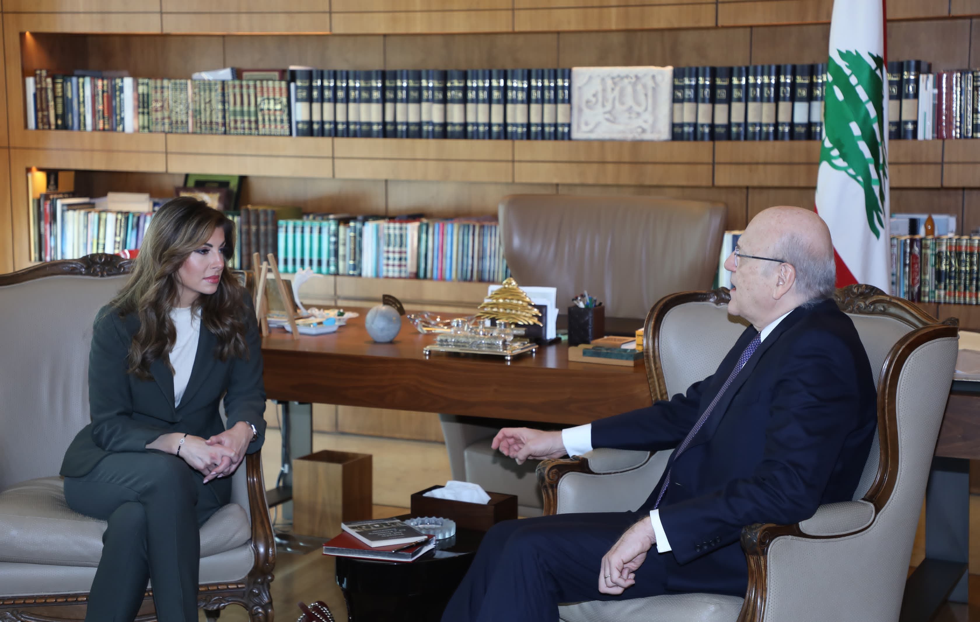 هل أزالته عمدا؟.. القصة الكاملة لـ"خاتم" نائبة مبعوث ترامب للشرق الأوسط