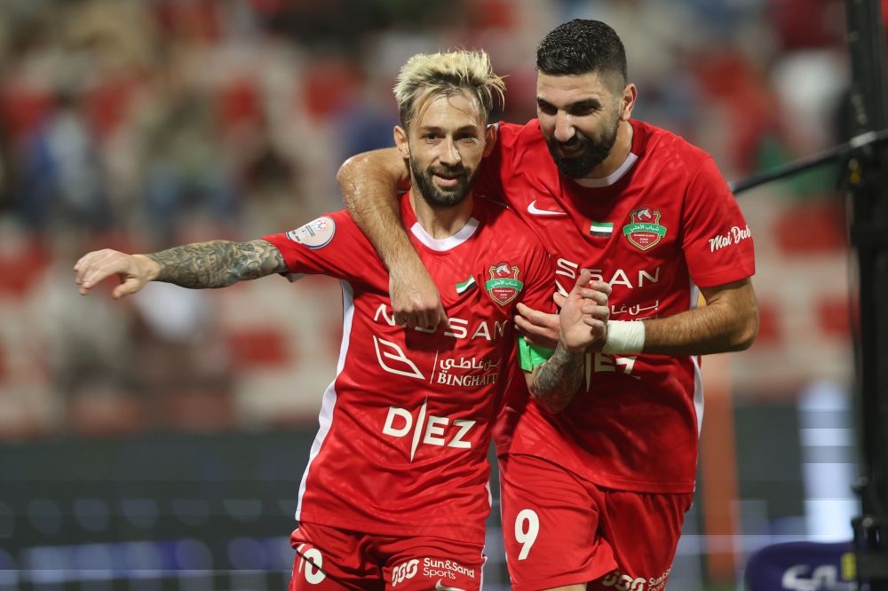 الامارات | بثلاثية عجمان وهدية كلباء.. شباب الأهلي يسير في القمة وحيداً