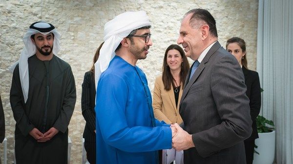 عبدالله بن زايد ووزير خارجية اليونان يبحثان تعزيز التعاون والشراكة بين البلدين